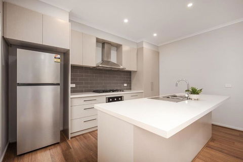 Charming Modern Mountain View Townhouse - Darwin Holiday 0