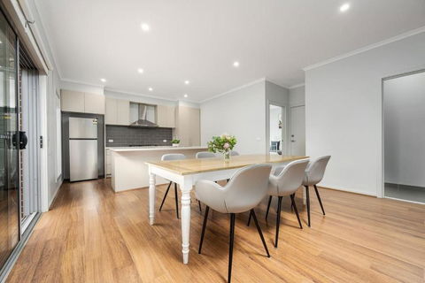 Charming Modern Mountain View Townhouse - Darwin Holiday 1