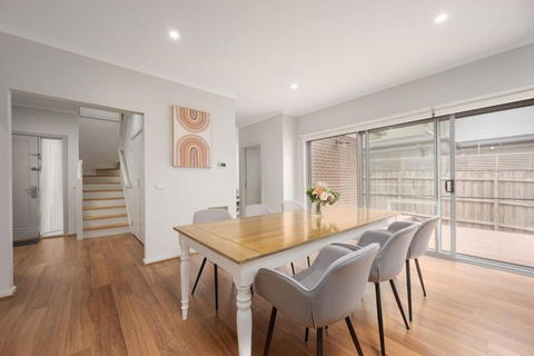 Charming Modern Mountain View Townhouse - Darwin Holiday 4
