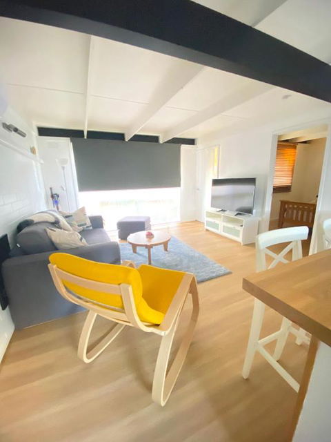 Charming Beach House - 5 Min Walk To Main St Mornington - Darwin Holiday 3