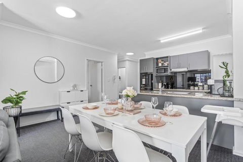 City Living Retreat - Modern 2BR Apartment In East Perth - Darwin Holiday 2