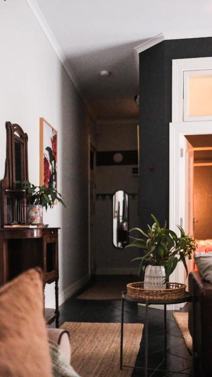 Charming Vintage Flat Near Newtown. 11am Checkout. - Darwin Holiday 2