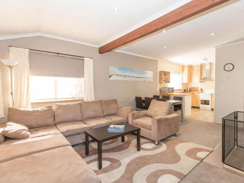 Charvel 2 35 Gippsland Street - Darwin Holiday 0