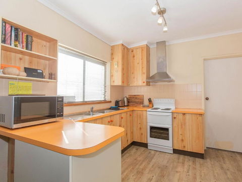 Charvel 2 35 Gippsland Street - Darwin Holiday 1