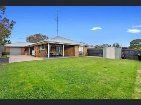 Cheerful 3 Bedroom House With Cozy Wood Fire. - Darwin Holiday 4