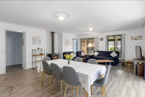 Cheerful 3 Bedroom House With Cozy Wood Fire. - Darwin Holiday 1