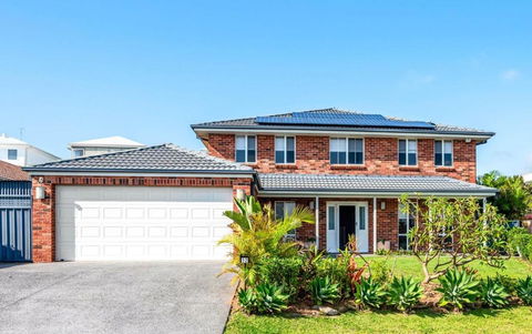 Cheerful 4-bedroom Family Retreat In Caves Beach - Darwin Holiday 0