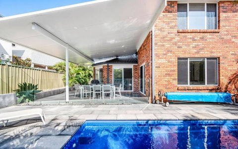 Cheerful 4-bedroom Family Retreat In Caves Beach - Darwin Holiday 3
