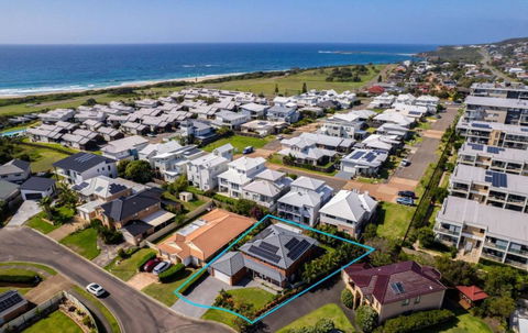 Cheerful 4-bedroom Family Retreat In Caves Beach - Darwin Holiday 1