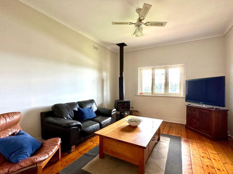 Cherry Blossom Cottage - Beechworth-Getaways - Darwin Holiday 3