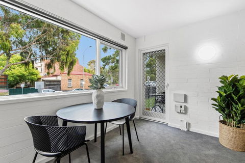 Chic 1-Bed Apartment Across From Royal Park - Darwin Holiday 1