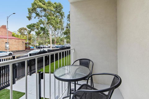 Chic 1-Bed Apartment Across From Royal Park - Darwin Holiday 2