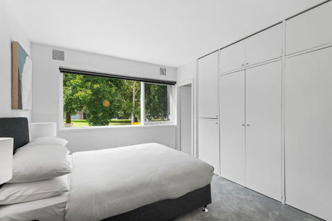 Chic 1-Bed Apartment Across From Royal Park - Darwin Holiday 4