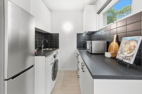 Chic 1-Bed Apartment Across From Royal Park - Darwin Holiday 3