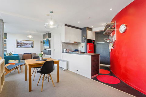Chic 1-Bed Apartment In The Heart Of Newtown - Darwin Holiday 1