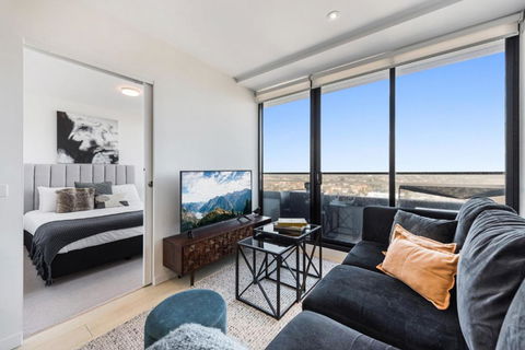 Chic 1-Bed With City Views Parking Gym & Pool - Darwin Holiday 0