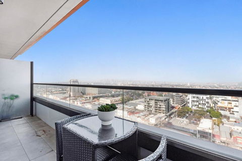 Chic 1-Bed With City Views Parking Gym & Pool - Darwin Holiday 1