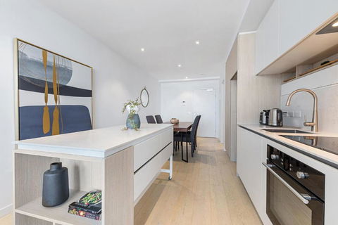 Chic 1-Bed With City Views Parking Gym & Pool - Darwin Holiday 2