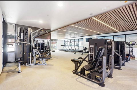 Chic 1-Bed With City Views Parking Gym & Pool - Darwin Holiday 3