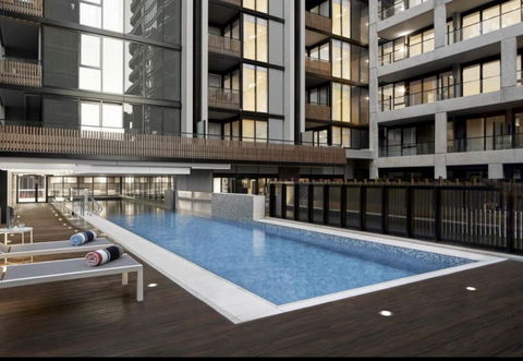 Chic 1-Bed With City Views Parking Gym & Pool - Darwin Holiday 4