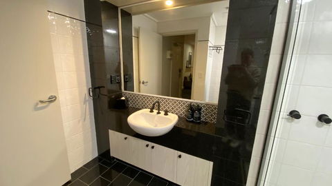 Chic 1-bedroom Apartment In Melbourne CBD - Darwin Holiday 3