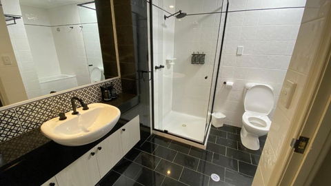 Chic 1-bedroom Apartment In Melbourne CBD - Darwin Holiday 4