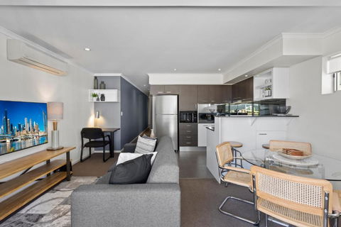 Chic 2-Bed Apartment & 5 Minutes Walk To QPAC - Darwin Holiday 0