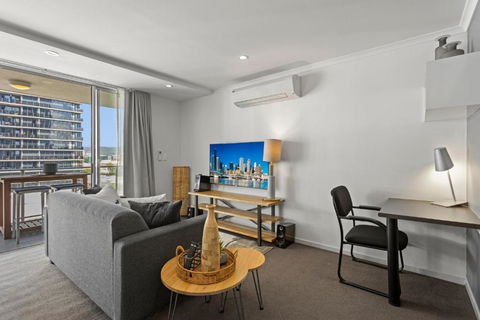 Chic 2-Bed Apartment & 5 Minutes Walk To QPAC - Darwin Holiday 1