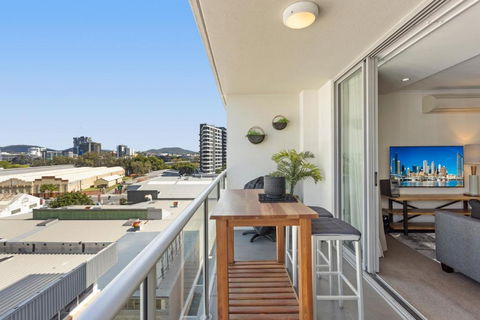 Chic 2-Bed Apartment & 5 Minutes Walk To QPAC - Darwin Holiday 2