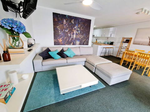 Chic 2 Bed Apartment On Scarborough Beach - Darwin Holiday 0