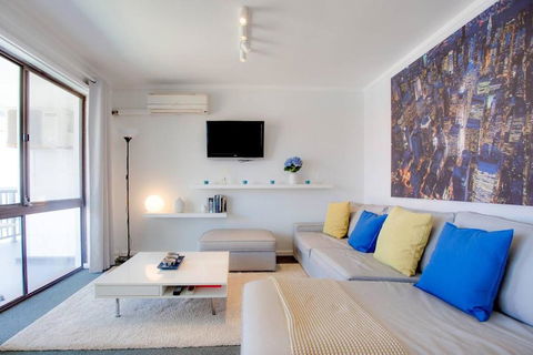 Chic 2 Bed Apartment On Scarborough Beach - Darwin Holiday 1