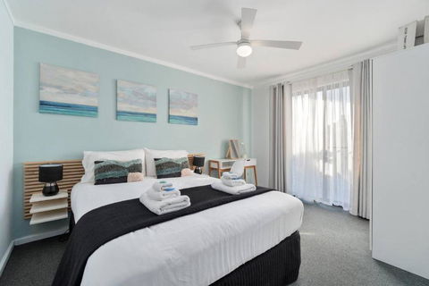 Chic 2 Bed Apartment On Scarborough Beach - Darwin Holiday 3