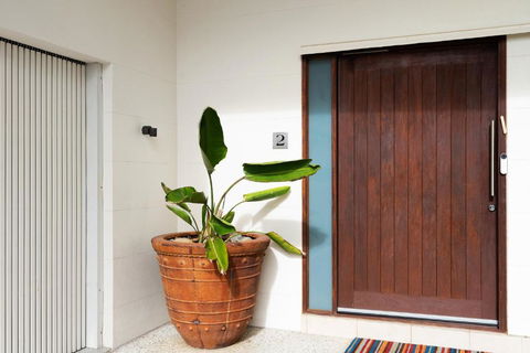 Chic Beachside Abode, Sunrise Beach - Darwin Holiday 1