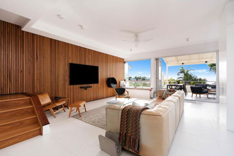 Chic Beachside Abode, Sunrise Beach - Darwin Holiday 4
