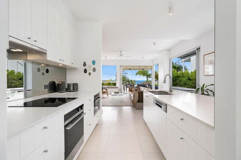 Chic Beachside Abode, Sunrise Beach - Darwin Holiday 3