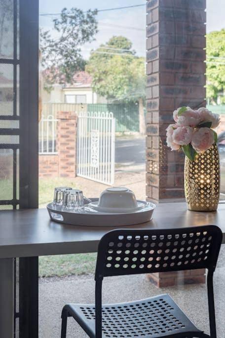 Chic Queen Room - Nearby Station & Olympic Park - Shared Bathroom - Darwin Holiday 1