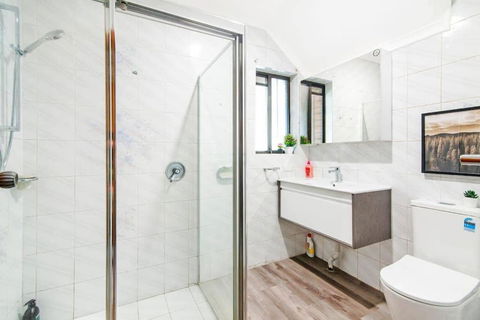 Chic Queen Room - Nearby Station & Olympic Park - Shared Bathroom - Darwin Holiday 4