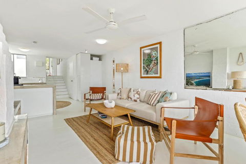 Chic Seaside Penthouse, Sunrise Beach - Darwin Holiday 1