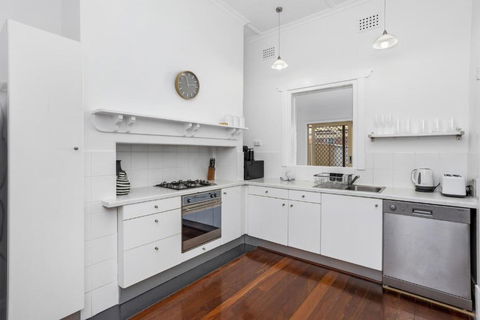 Chic Semi-Detached 2-Bed Home With Outdoor Dining - Darwin Holiday 1