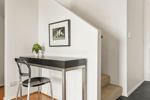 City 2 Bed 2 Bath Parking, Mins To Train And CBD - Darwin Holiday 4