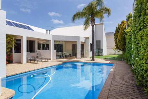 City Beach Coastal Family Home With Pool & Sauna - Darwin Holiday 0