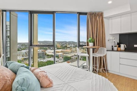 City Chic Living W Sunset Views 2BD1 Studio Apt - Darwin Holiday 1