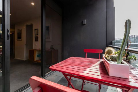 City-edge Living In Trendy North Melbourne - Darwin Holiday 3