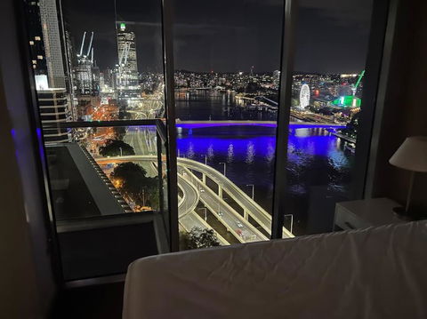 City Living - Brisbane River-View 2 Bedroom Apt - Darwin Holiday 1
