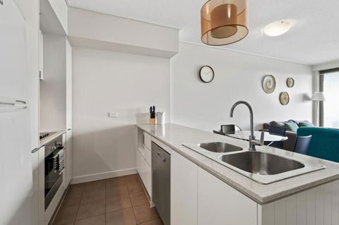 City Living - Brisbane River-View 2 Bedroom Apt - Darwin Holiday 3