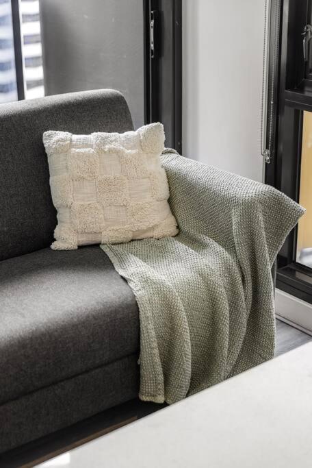 City View 2 Bedroom Apartment In The Heart Of Melbourne - Darwin Holiday 2
