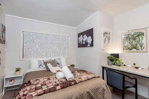 Classic Queen Room - Close To Airport & Eateries - Shared Bathroom - Darwin Holiday 0