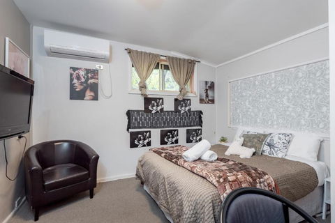 Classic Queen Room - Close To Airport & Eateries - Shared Bathroom - Darwin Holiday 2