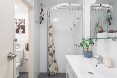 Classic Queen Room - Close To Airport & Eateries - Shared Bathroom - Darwin Holiday 3