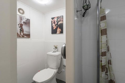 Classic Queen Room - Close To Airport & Eateries - Shared Bathroom - Darwin Holiday 4